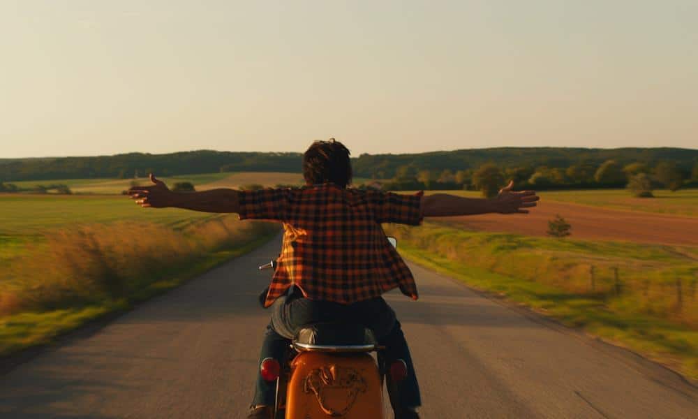 Motocykle sportowe vs. klasyczne: Przewodnik po różnicach i wyborze