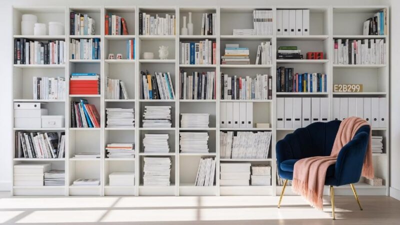 Jak zoptymalizować przestrzeń w małych mieszkaniach – praktyczne rozwiązania i inspiracje