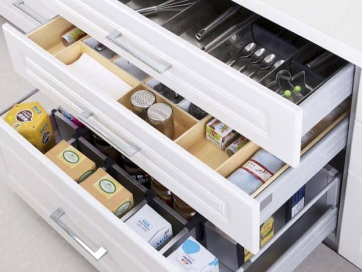 Szafa w porządku przez cały rok: jak przechowywać ubrania sezonowe i odzyskać miejsce?