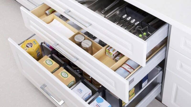 Szafa w porządku przez cały rok: jak przechowywać ubrania sezonowe i odzyskać miejsce?