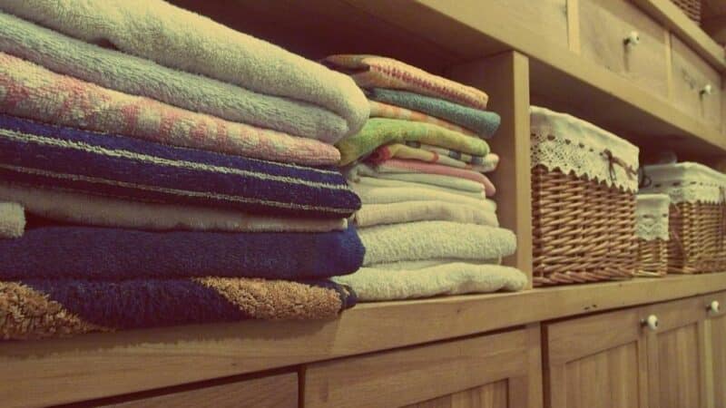 Więcej niż mebel: jak wybrać półki do salonu, które odmienią twoje wnętrze?