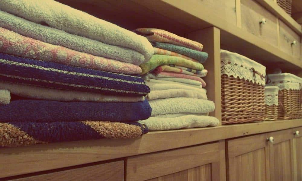 Więcej niż mebel: jak wybrać półki do salonu, które odmienią twoje wnętrze?